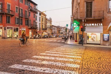 20 Ekim 2018, Verona, İtalya: yaya zebra geçerken geceleri işlek cadde üzerinde