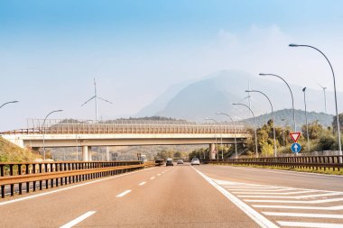 21 Ekim 2018, Bolzano, İtalya: ücretli otoyol güzel Dolomites Alps arka plan üzerinde otomobil trafik ile