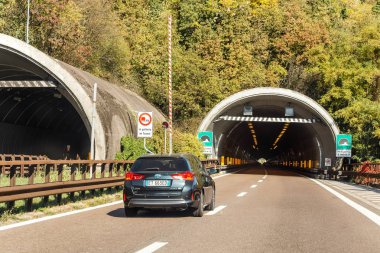 21 Ekim 2018, Bolzano, İtalya: Otoban yol trafik ve tünel İtalya ile