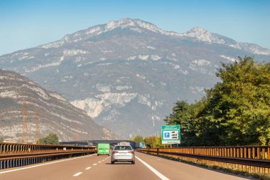 21 Ekim 2018, Bolzano, İtalya: ücretli otoyol güzel Dolomites Alps arka plan üzerinde otomobil trafik ile