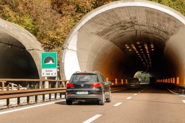 21 Ekim 2018, Bolzano, İtalya: Otoban yol trafik ve tünel İtalya ile