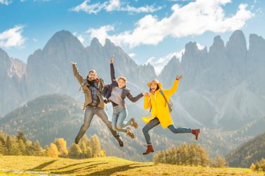 Etkin üç arkadaş onların yolculuk sonbahar tatil ve tatil sırasında İtalya Bolzano bölgedeki Dolomites dağlarında eğleniyor