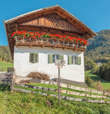 21 Ekim 2018, Funes, İtalya: tipik Tirol ahşap dağ evi mimari çiçeklerle süslenmiş