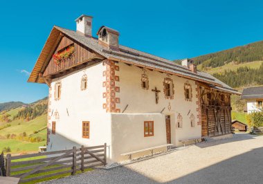 21 Ekim 2018, Funes, İtalya: tipik Tirol ahşap dağ evi mimari çiçeklerle süslenmiş