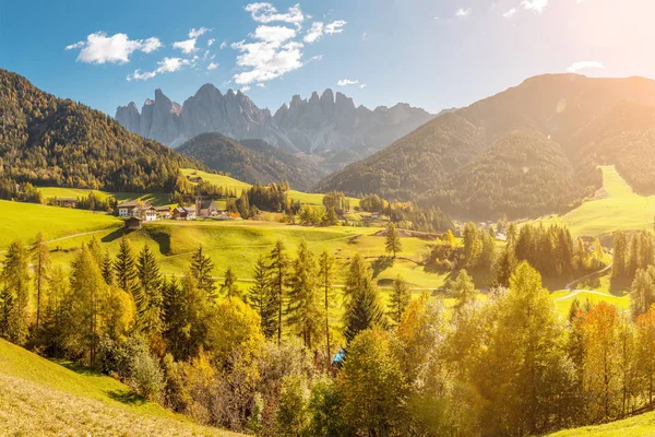 Ünlü seyahat hedef İtalyan Dolomites Funes Vadisi'nde. Arka plan, kayalık Alpler ile sonbahar sırasında Val Di Funes ve Santa Magdalena Köyü