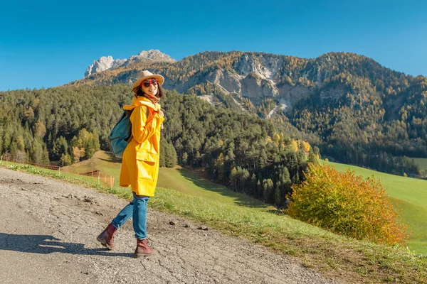 Šťastná Asijské Žena Užívat Krásný Výhled Funes Údolí Alpách Dolomity — Stock fotografie