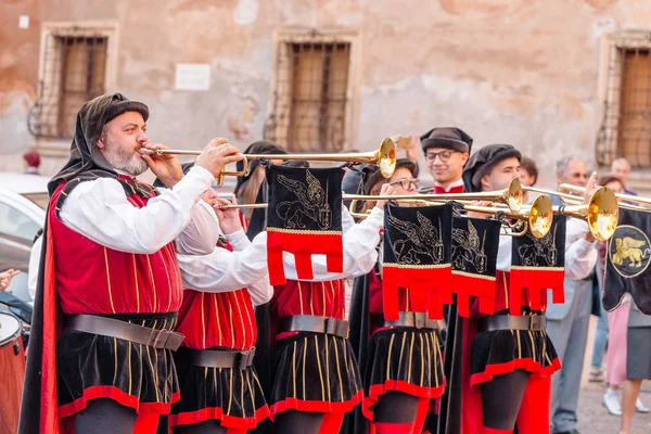 2018 베로나 이탈리아 음악가 파이프와 트럼펫 — 스톡 사진