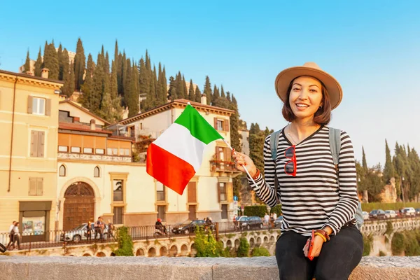 Mulher Desfrutando Sua Viagem Cidade Verona Viagens Férias Itália — Fotografia de Stock