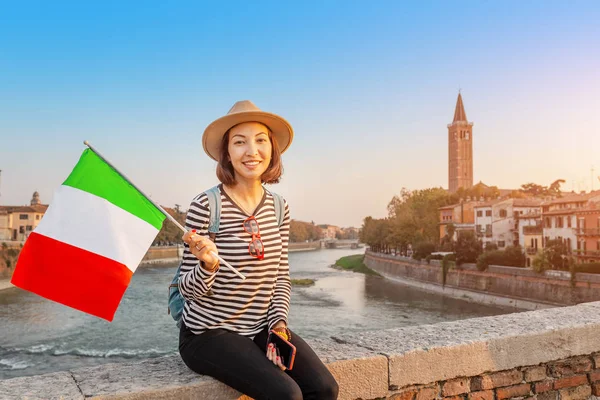 Mulher Desfrutando Sua Viagem Cidade Verona Viagens Férias Itália — Fotografia de Stock