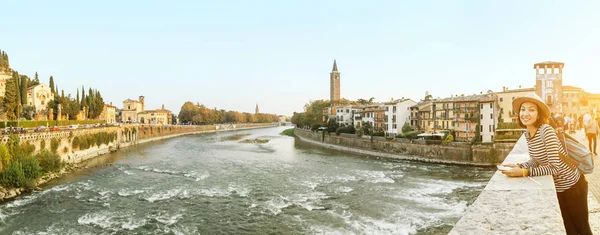 Vista Panorâmica Cidade Velha Verona Ponte Sobre Rio Adige Destino — Fotografia de Stock