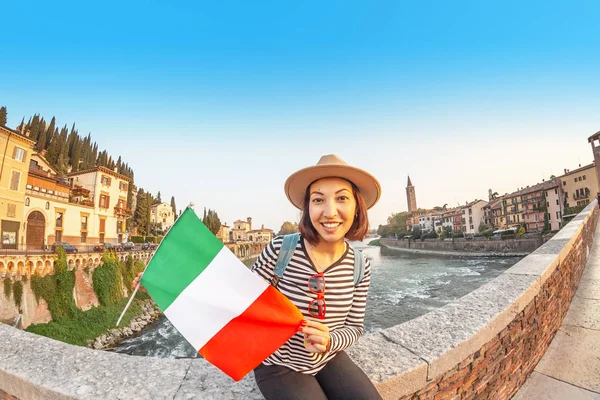 베로나 도시에 그녀의 여행을 즐기는 이탈리아에 — 스톡 사진