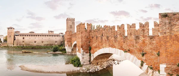 Vista Panorámica Del Puente Castillo Castel Vecchio Largo Del Río —  Fotos de Stock