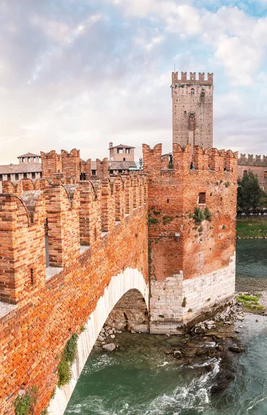 Panoramik Castel Vecchio köprü ve kale Adige Nehri Verona, İtalya