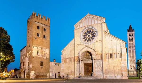 San Zeno Maggiore Bazilikası gece Verona, İtalya 'da