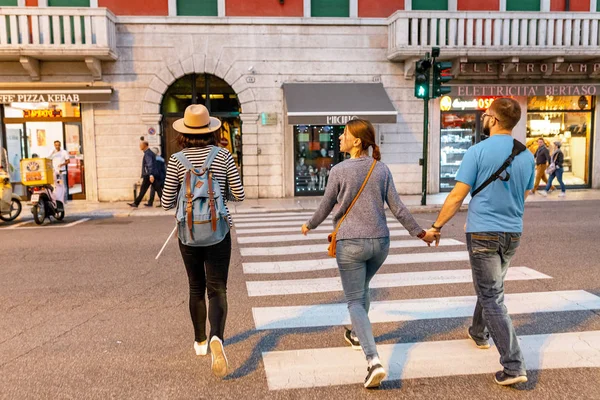 Verona Olaszország 2018 Október Sétáló Gyalogos Átkelőhely Forgalmas Utcán Éjjel — Stock Fotó