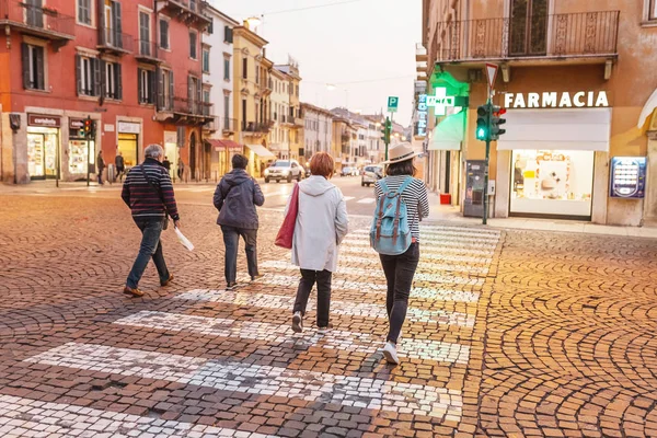 Outubro 2018 Verona Itália Cruzamento Zebra Pedonal Rua Movimentada Noite — Fotografia de Stock