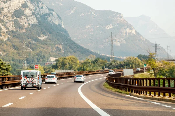 Octubre 2018 Bolzano Italia Autopista Peaje Con Tráfico Coches Fondo —  Fotos de Stock