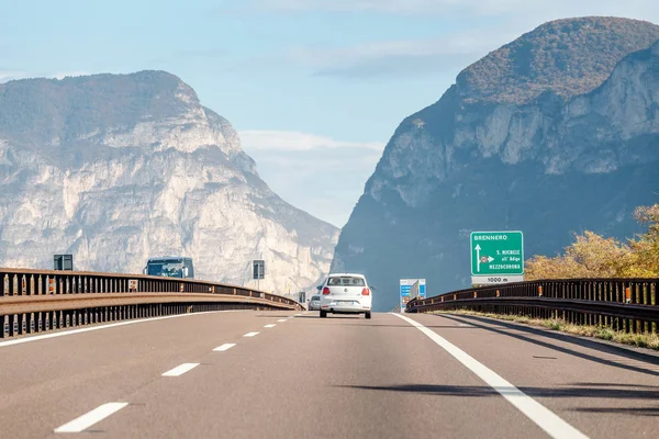 Octubre 2018 Bolzano Italia Autopista Peaje Con Tráfico Coches Fondo —  Fotos de Stock
