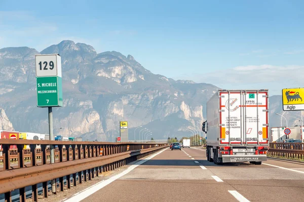 2018年10月21日 意大利博尔扎诺 意大利山路上的货运卡车 — 图库照片
