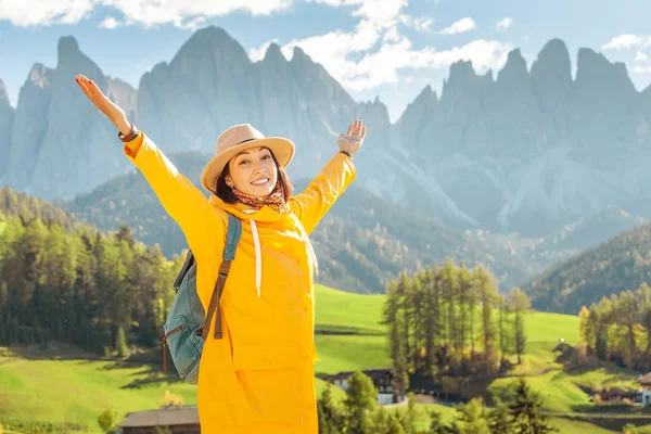 Mutlu Genç Kadın Seyahat Dolomites Dağları Sonbahar Talya — Stok fotoğraf