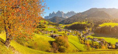 Santa Maddalena köyün önünde Geisler veya Odle Dolomites grubu, Val di Funes, Val di Funes, Trentino Alto Adige, İtalya, Avrupa.
