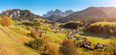 Santa Maddalena köyün önünde Geisler veya Odle Dolomites grubu, Val di Funes, Val di Funes, Trentino Alto Adige, İtalya, Avrupa.