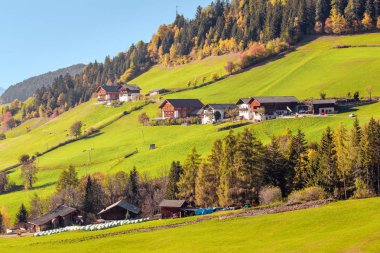 Alp dağ Dolomites Alpleri'nde kırsal köy. Ünlü seyahat hedef