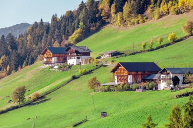Santa Maddalena köyün önünde Geisler veya Odle Dolomites grubu, Val di Funes, Val di Funes, Trentino Alto Adige, İtalya, Avrupa.