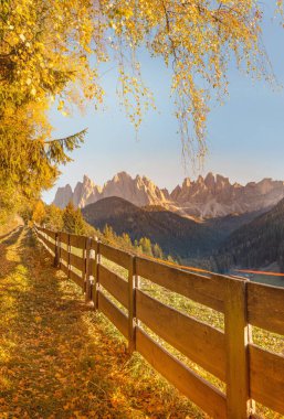Funes Valley manzara sırasında arka planda Odle Sıradağları ile Santa Magdalena köy sonbaharda. İtalyan Dolomites kavramında seyahat