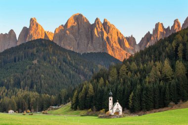 Santa Magdalena köy kilisesi İtalya Dolomites Alpler'de dibinde