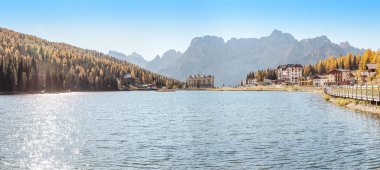 Misurina Gölü sonbahar sırasında İtalyan Dolomites içinde. Tyrol Alps kavramında seyahat