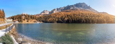 Misurina Gölü sonbahar sırasında İtalyan Dolomites içinde. Tyrol Alps kavramında seyahat
