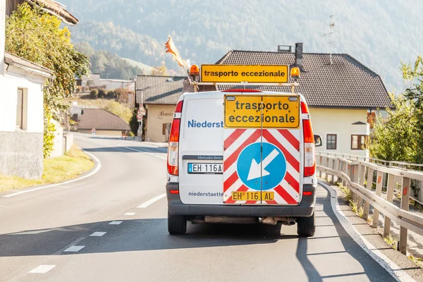 Ekim 2018 Bolzano Bölgesi Talya Araba Ağır Sanayi Kamyon Yolda — Stok fotoğraf