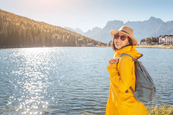 Jovem Mulher Asiática Feliz Com Jaqueta Amarela Viajar Famoso Destino — Fotografia de Stock