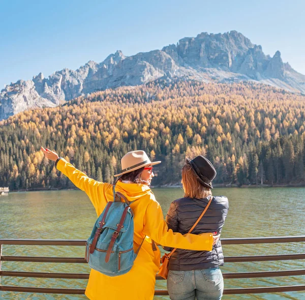 Dos Mujeres Turísticas Jóvenes Divierten Lago Montaña — Foto de Stock
