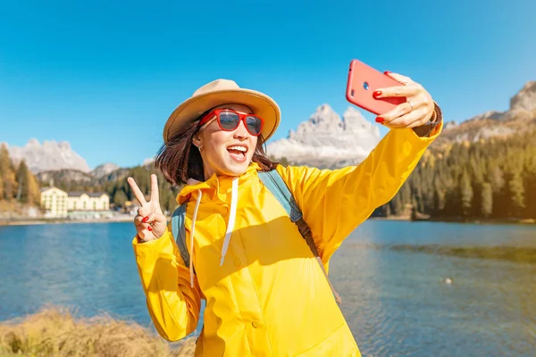 Щасливі Молода Жінка Робить Selfie Misurina Провінція Озеро Тіроль Італія — стокове фото