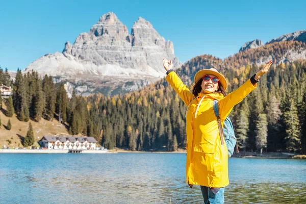 Młody Szczęśliwy Asian Kobieta Żółtą Kurtkę Podróży Słynnego Turystycznym Dolomity — Zdjęcie stockowe