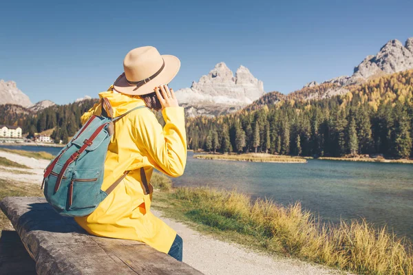 Mujer Joven Pie Costa Del Lago Misurina Amanecer Otoño Dolomitas — Foto de Stock