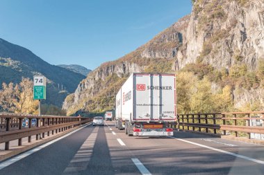 23 Ekim 2018, Bolzano bölgesi, İtalya: ağır yük kamyonu dağ karayolu üzerinde