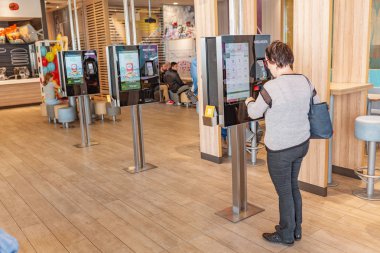 23 Ekim 2018, Venedik, İtalya: insanlar, self servis online ekranından Mcdonalds restoranda yemek siparişi