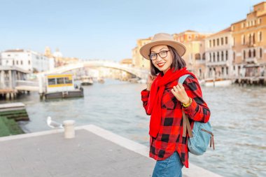 Mutlu Asyalı kadın Venedik'te yayılıyor. Ünlü turistik Simgesel Yapı büyük Kanal üzerinde harika bir manzara. İtalya tatil kavramı
