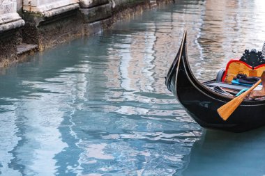 Turistler ile gondol Venedik, büyük kanal boyunca seyahat