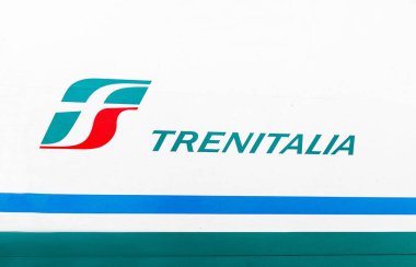 23 Ekim 2018, Venedik, İtalya: Trenitalia logo görünümü bir trene kadar yakın