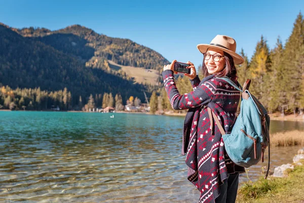 Feliz Joven Viajera Divirtiéndose Una Costa Lago Dobbiaco Los Alpes — Foto de Stock