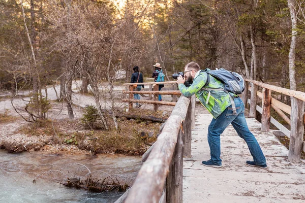 Mann Fotografiert Wald Naturpark — Stockfoto