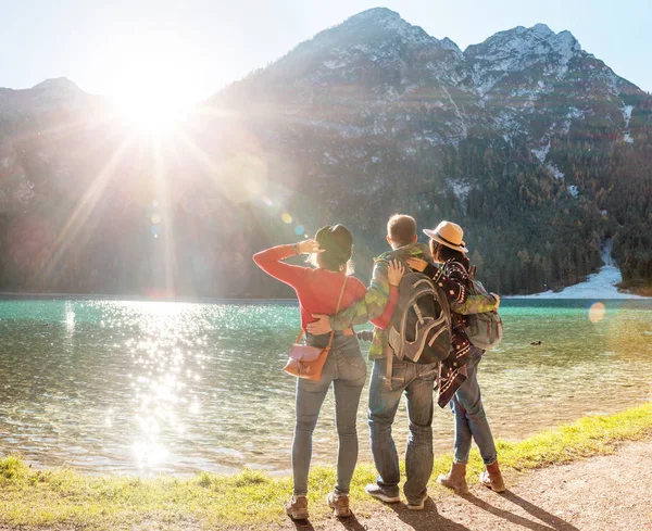 Viajeros Grupo Amigos Divirtiéndose Sus Vacaciones Las Montañas Dolomitas Italianas — Foto de Stock