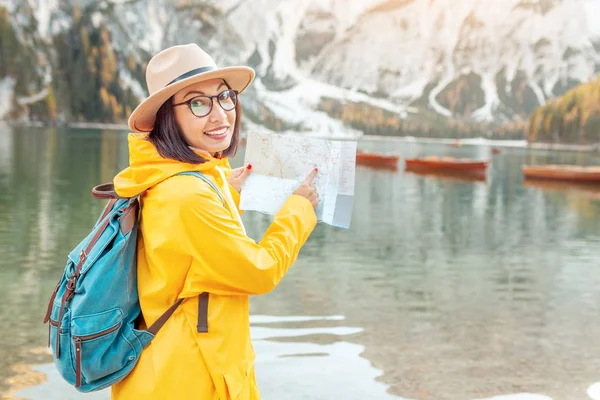 Азіатський Жінка Мандрівника Березі Знаменитого Туристичних Озеро Braies Альпах Доломітові — стокове фото