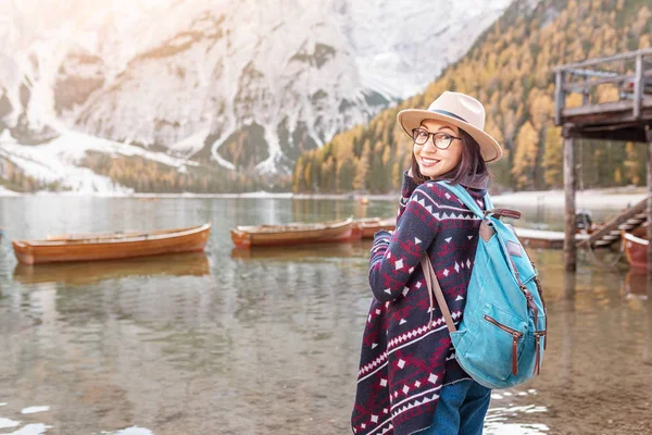 Asyalı Kız Gezgin South Tyrol Talya Için Görkemli Braies Gölde — Stok fotoğraf