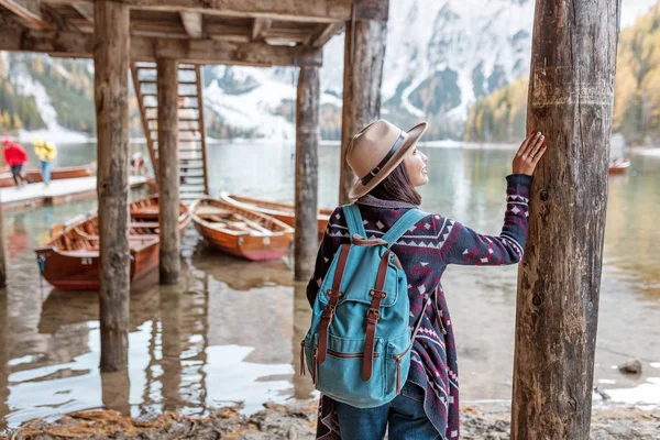 Chica Asiática Viajera Majestuoso Lago Braies Tirol Del Sur Italia — Foto de Stock