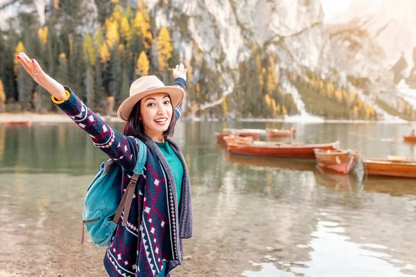 Chica Asiática Viajera Majestuoso Lago Braies Tirol Del Sur Italia — Foto de Stock